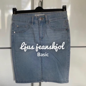 Basic jeanskjol  - En ljusblå jeanskjol i fint skick i strl xs. Vet ej vart den är köpt, står ”Jane skirt” på lappen. Frakten ingår ! 🦋