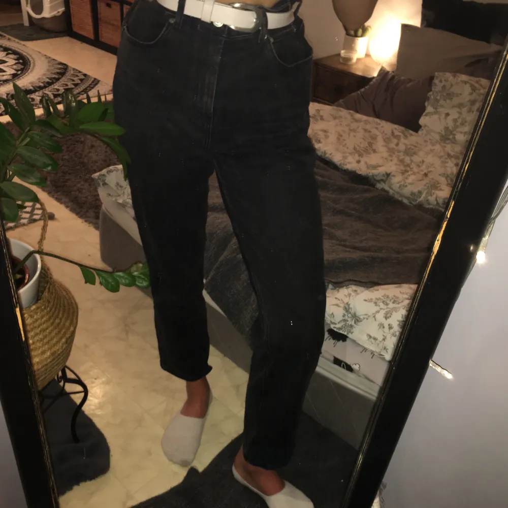 Skit snygga jeans från Gina använda att fåtal gånger då jag börja träna för ett år sen o sen dess har de ej passat mig😕 för mer bilder eller frågor skriv 💞buda högst! Inte under 100 och står inte för frakten💞. Jeans & Byxor.
