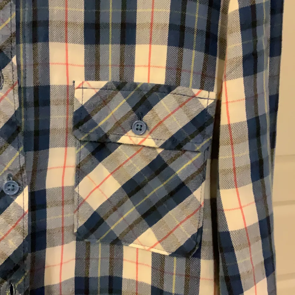 En blå flanellskjorta från bikbok. Använd sparsamt och i mycket bra skick. Blå knappar och bröstficka på vänster sida. . Skjortor.