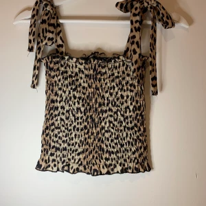 Linne - Leopard mönstrat linne från Gina tricot i stolek S. 80kr+22kr i frakt💓💓💓
