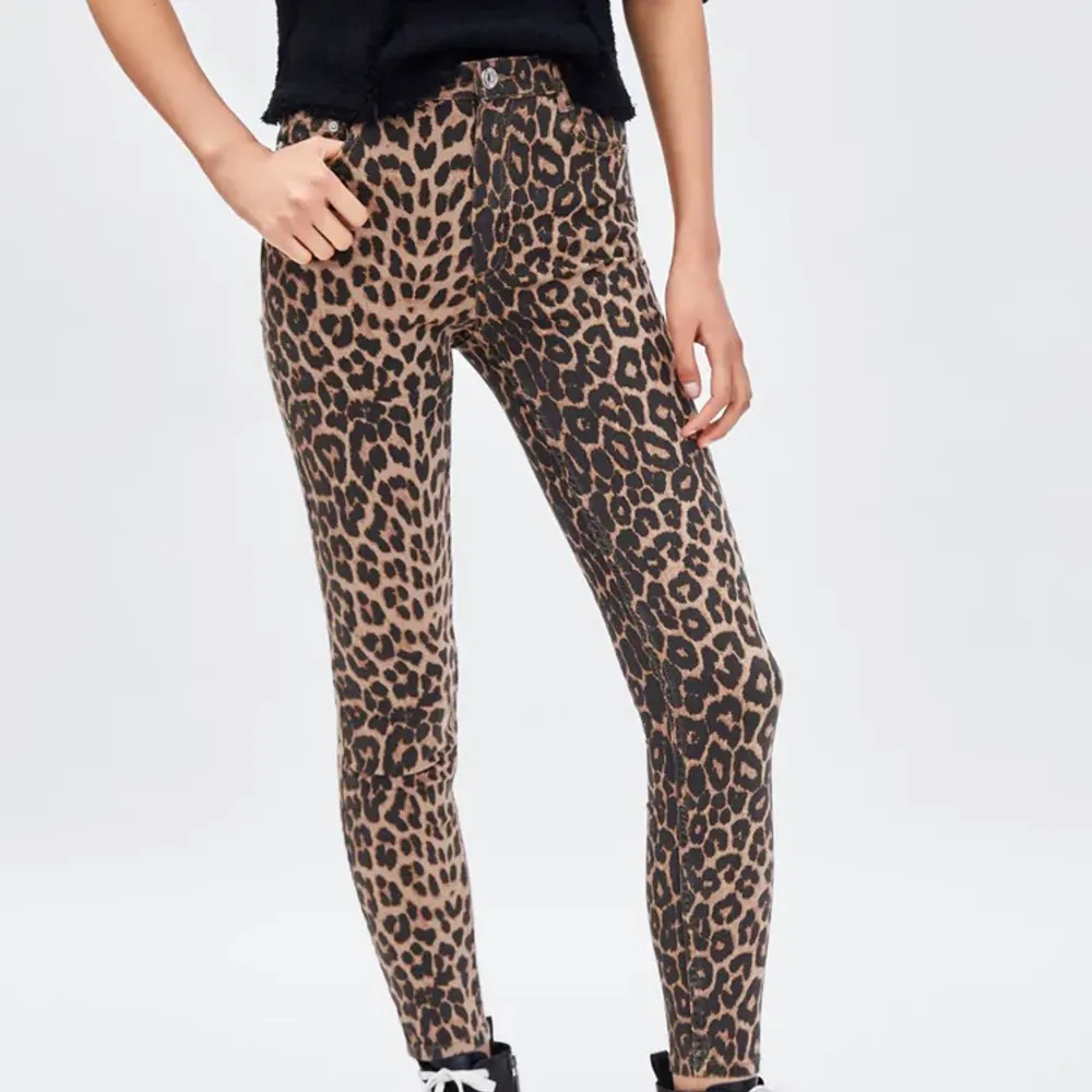 Leopard jeans från zara i stolek 36. Jeans & Byxor.