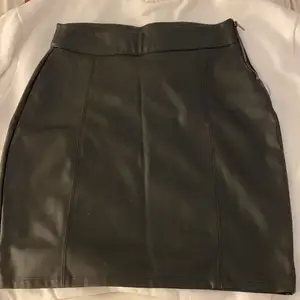 Skin kjol ifrån ginatricot köpt för 299kr säljs för 120kr