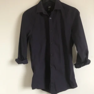 Lila skjorta - Slim fit och sparsamt använd. 