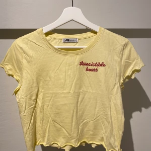 Topp - Croppad super söt topp