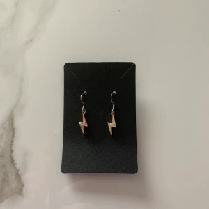 Örhängen blixt✨ - 39kr + 15kr frakt💜