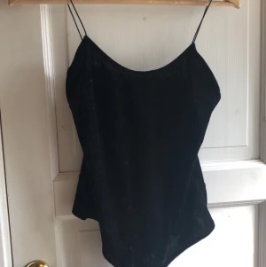 Nelly  - Body i samet från Nelly. Köpt förra året o är använd 1 gång tidigare 