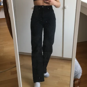 Jeans Weekday - Jeans från weekday i modell ROW, storlek W25 L32. Sparsamt använda och den svarta färgen försvinner inte alls vid tvättning! 