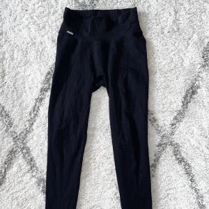 AIM’N - Träningstights - Här är ett par Svarta tränings tights ifrån Aimn i storlek S, använda vid två tillfällen. Stretchigt material och mycket bekväma att ha på sig. Beställde dessa i hopp om ett par bekväma träningstights men beställde dom tyvärr i en för liten storlek✨