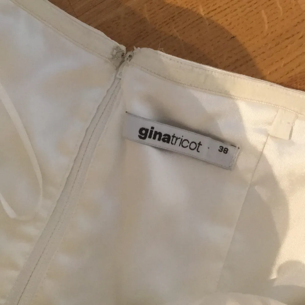 Vit fin klänning med snygga detaljer från Gina tricot strl 38. Använd en sommar men bra skick. Klänningar.