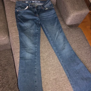 Bootcut jeans  - Ett par fina bootcut jeans i storlek L! Säljer pga aldrig använda! Från bikbok. Nypris -  599kr säljer  för 400kr 
