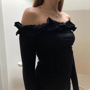 Off shoulder tröja med volang  - Superfin off shoulder tröja köpt på Nelly med långa ärmar och volang. Tight passform, strl S. Använd en gång. 💫