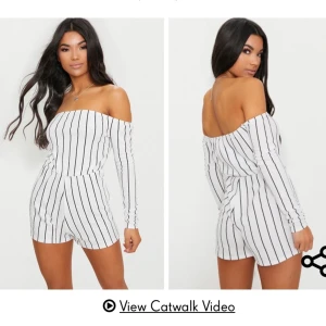 Striped playsuit - En randig playsuit från prettylittlething. Säkjer pga ingen använding av den. Bara använd ett fåtal gånger men är i bra skick. Frakten ingår i priset. 