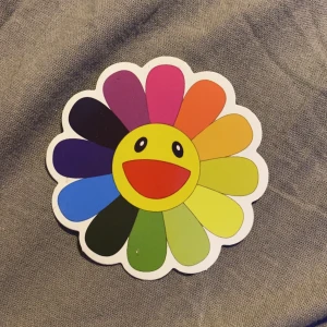klistermärka  - HÖGSTA BUD: 40kr Takashi murakami inofficiellt klistermärke🌈🌸 ascoolt klistermärke som får allt att se lite coolare ut lmao  bud från 20kr 🤍frakt: 10kr skriv dm om ni vill buda💖