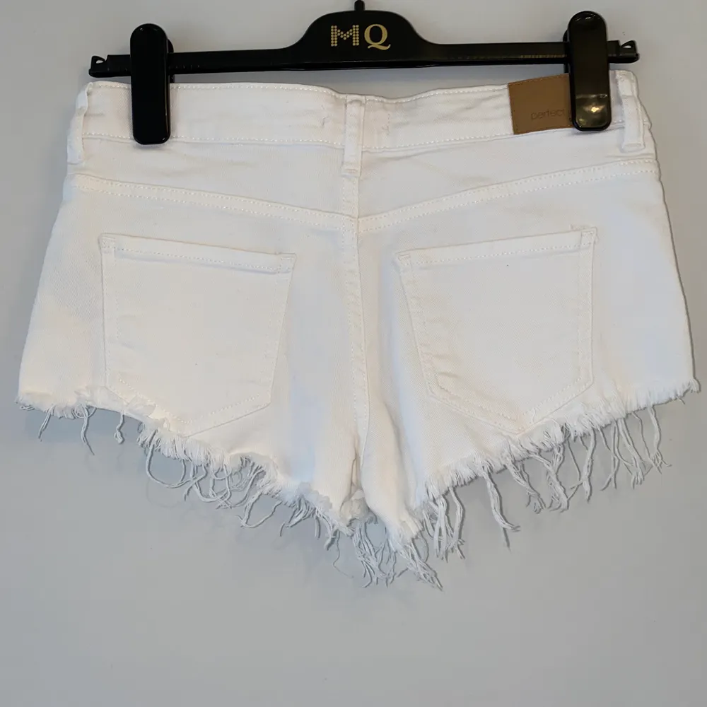 Superfina vita jeansshorts från ginatricot i superbra skick 🤍 köpt för ca 2 år sedan men bara använda ett fåtal gånger pga blev kär i kjolar 🤍 75kr + frakt . Shorts.