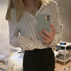 h&m blus - en randig super skön blus från h&m, använd 1 gång men trivs inte riktigt i den. Blusen är super fin och går att styla fint, frakt tillkommer