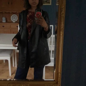 Skinnjacka - En sjukt fin skinnjacka i bra skick, använd ett fåtal gånger. Svart i färgen och är rätt så tunn. Passar mig normalt som bär XS-M. Nypris ligger på 700. Mitt pris: 350 inkl frakt. Hör av dig vid intresse!😇