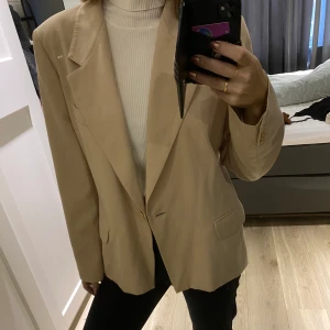 MaxMara kavaj - Cool oversized kavaj från märket MaxMara. Köpt här på Plick men kommer dessvärre inte till användning hos mig. Står ingen storlek men skulle gissa på storlek 40. Kavajen är använd men i väldigt bra skick. Passa på att fynda 😀🍂🥰 kan skickas om köparen står för frakt 