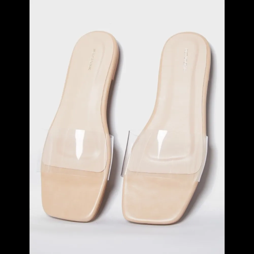 Ett par nya & oanvända sandaler ifrån Prettylittlething, storlek 38.                                              Ordinarie pris 259kr.                                      . Skor.