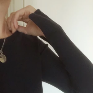 Klänning  - Ribbad klänning från H&M. Knappt använd och supermysig! 