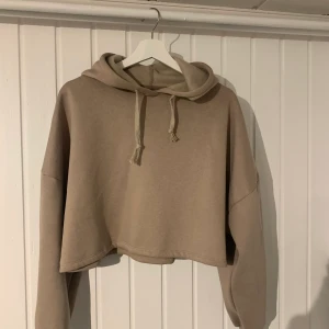 Tjocktröja ifrån Gina tricot - En fin croppad tjocktröja ifrån Gina tricot, säljer denna för 80kr där köparen står för frakten på 63kr ❤️