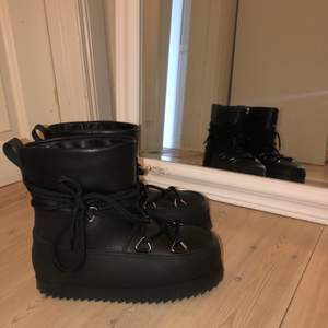 Säljer dessa boots från & other stories, i storlek 38, som jag köpte från plick. Så fina, men som tyvärr inte passade mig. Nypris: 1750 kr. Kan mötas upp eller frakta💕