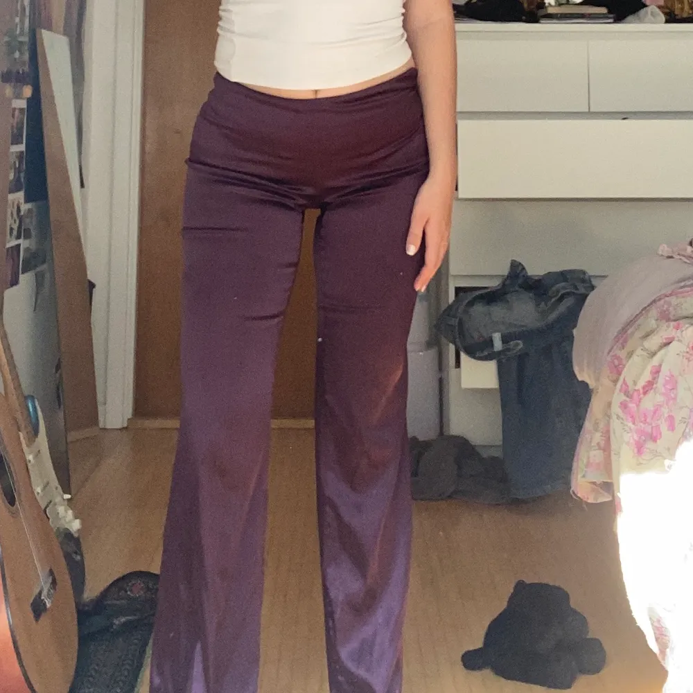 groovy shiny purple pants. these have unfortunately gotten too small for me but they are great party pants ☺️ . Jeans & Byxor.