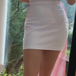 Kjol med släp  - En kjol inspirerad av FRIENDS, Rachel. Vit med råsa mech släp. 