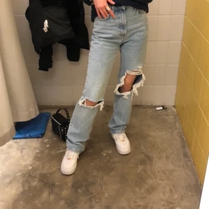 Håliga jeans - Säljer nu mina favorit jeans mango, helt slut sålda Storlek 34 och dom sitter som en smäck på mig, sparsamt använda, OBS: budgivning är igån, höj alltid med minst 10kr och man måste så för det man budar, budet är på 450kr inkl frakt Vil du buda kom privat