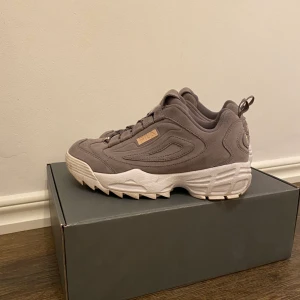 Gråa fila skor - Säljer mina gråa fila skor, använda ett fåtal gånger.