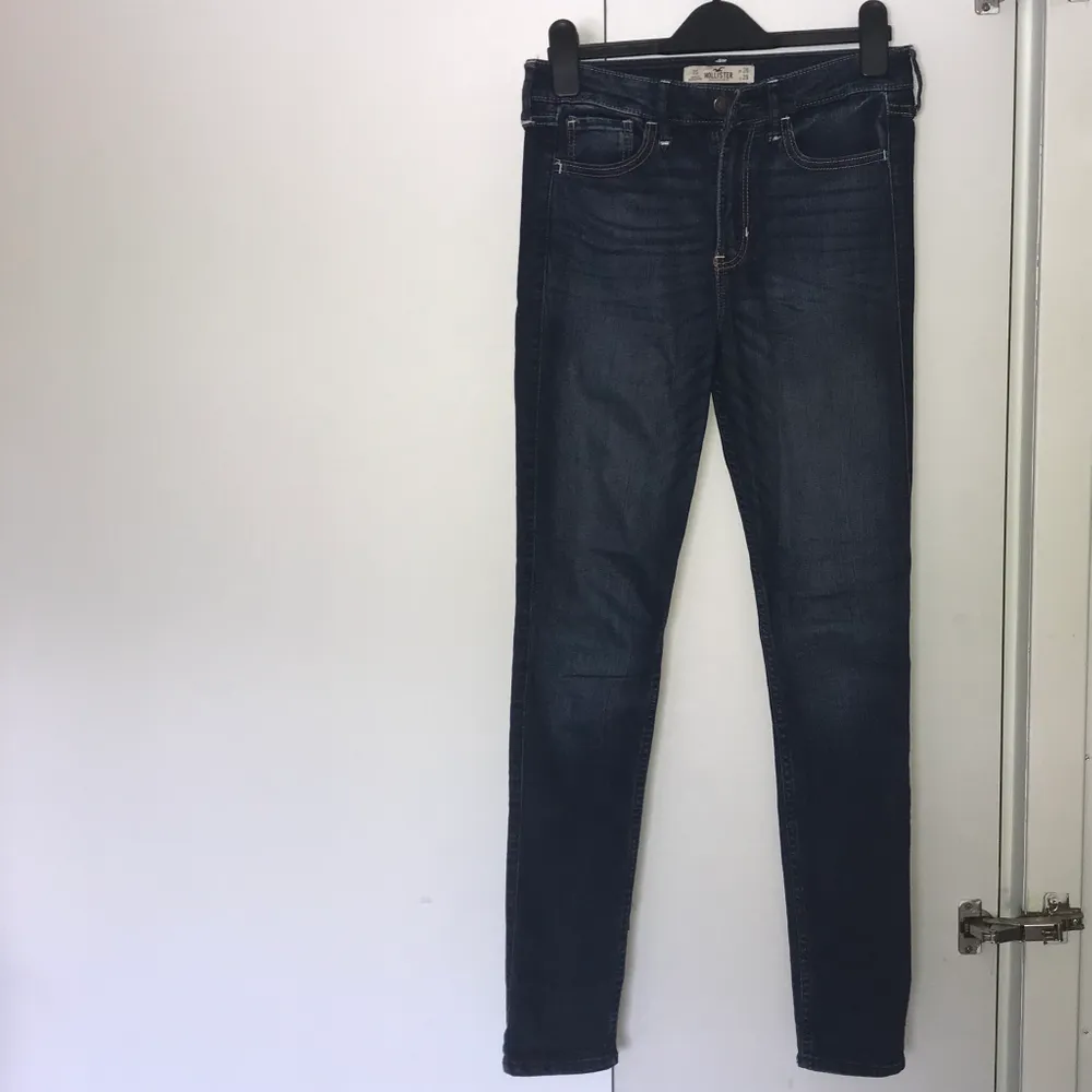 Mörkblå högmidjade jeans från Hollister.. Jeans & Byxor.