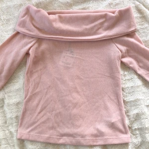 Off shoulder topp från Zara - Off shoulder topp från Zara, storlek M, men passar även mig som har S. Aldrig använd (lappen är kvar på). Frakt tillkommer, hör av dig vid intresse!