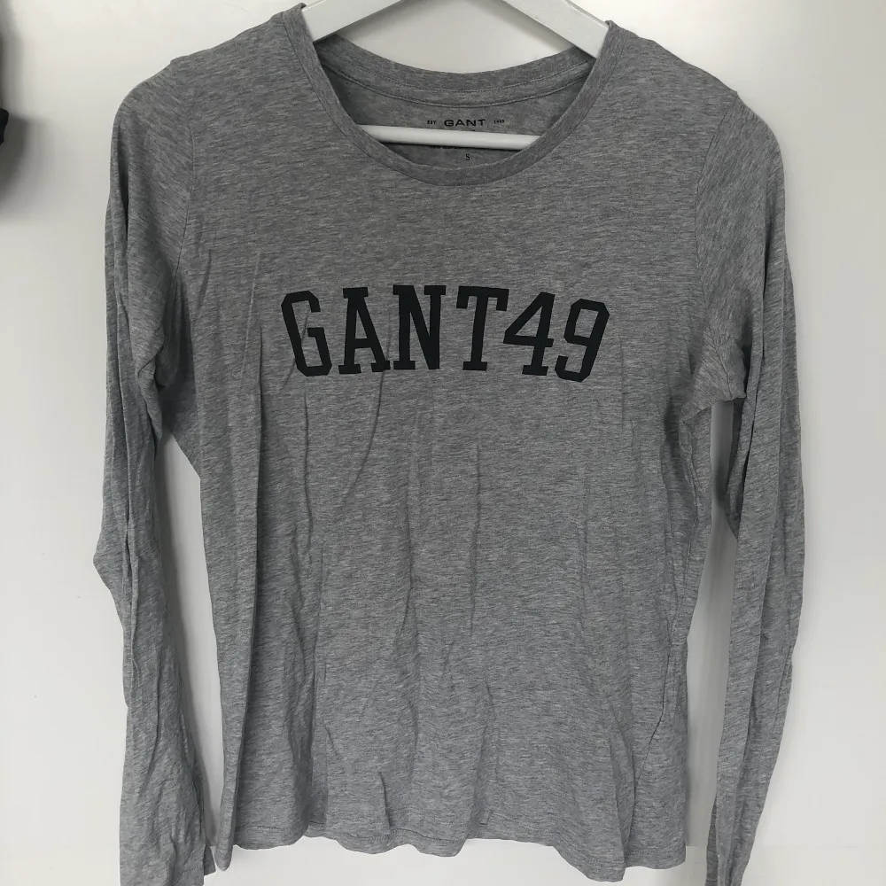 En grå långärmad Gant tröja i storlek S. I bra skick. Väldigt mjukt och skönt material. . Tröjor & Koftor.