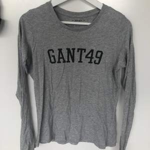 En grå långärmad Gant tröja i storlek S. I bra skick. Väldigt mjukt och skönt material. 