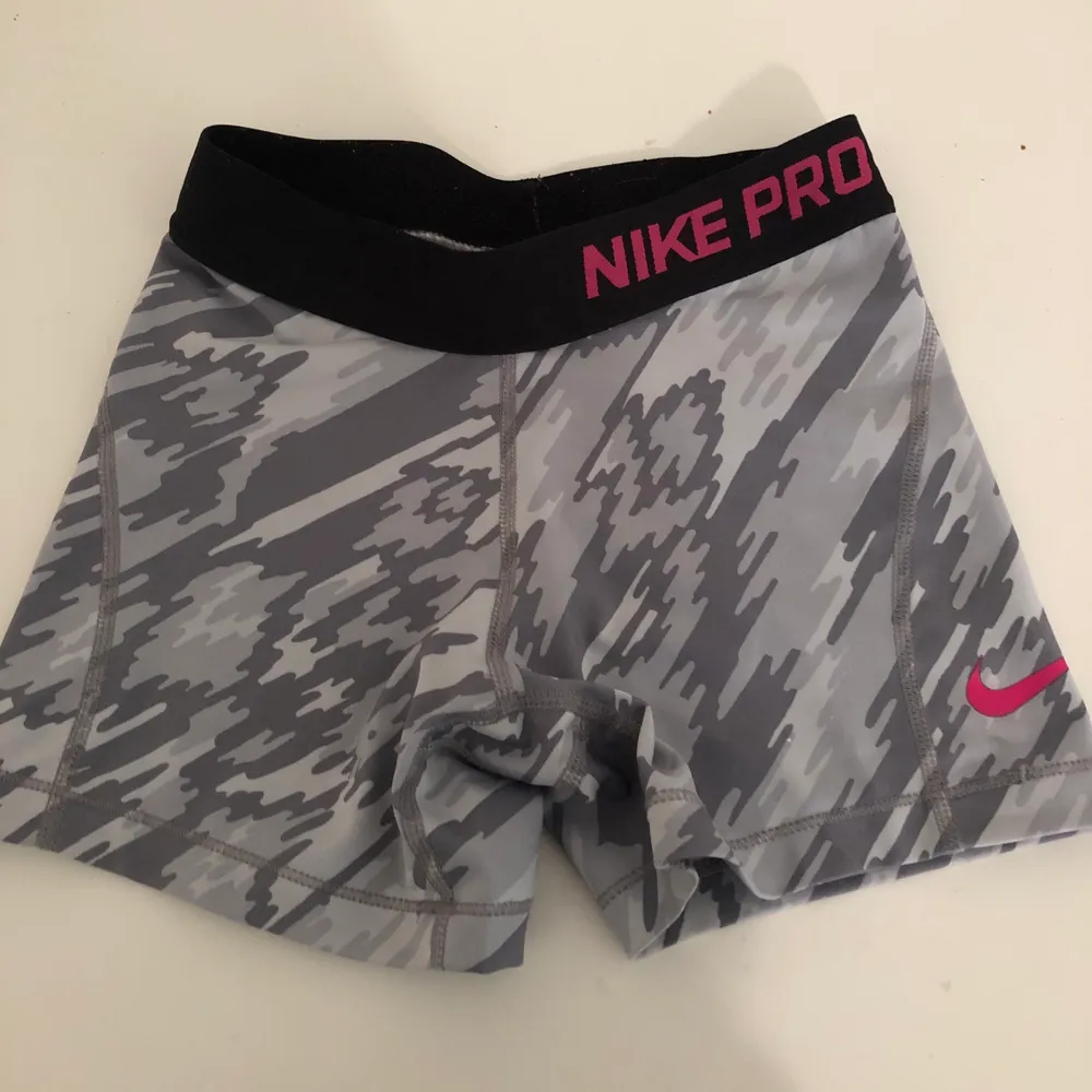 Super snygga och sköna Nike PRO shorts, de är ganska små i storleken men passar mig som har XS-S. Fint skick, inga skador. Använda några gånger. . Shorts.