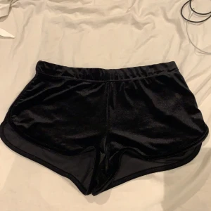 Mjukis shorts  - Storlek S, väldigt mjukt material. Rätt korta shorts skulle jag säga.