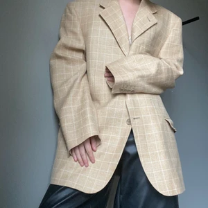 Beige oversize kavaj!  - En mycket snygg herrkavaj i stolek 50. Jag själv har stl 34. Så om du gillar oversize så denna helt rätt! Själv har jag burit den till ett par svarta skinnbyxor - ur snyggt!! Har lite för många kavajer hemma så denna får hitta en ny ägare ✨