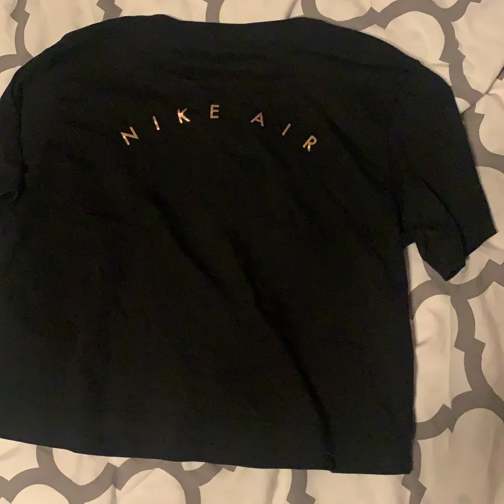 Använd nån gång men inprincip ny. Trycket är i guld/rosé.. T-shirts.