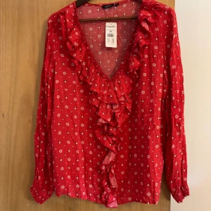 Blus röd - Röd blus, v ringning, prislapp kvar, liten i strl är som 40/42