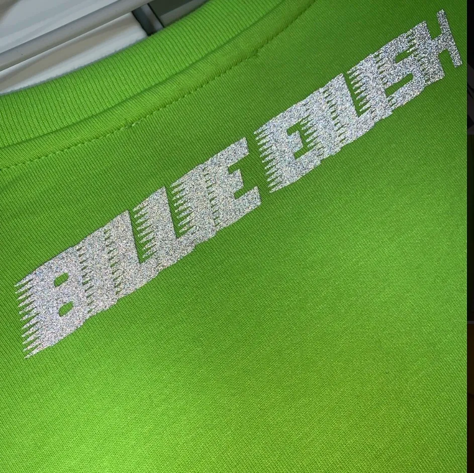 T-shirt från Bershka x Billie Eilish kollektionen hösten 2019. Väldigt bra skick, aldrig använd. ”Billie Eilish” står i glittrigt reflexmaterial på ryggen. Storlek S dam, men kan passa upp till L eftersom den är ganska oversized. (frakt=köparen). T-shirts.