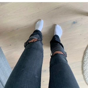 Raka Zara jeans - Ett par raka/ bootcut från zara, mer raka än bootcut. Bild lånad av en tjej här på Plick men de är exakt likadana