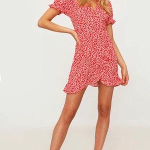 Chiquelle klänning  - Helt ny superfin klänning från Chiquelle säljes då den är något tajt över bysten på mig. Storlek XS, nypris 499, mitt precis 350 ink frakt 😊💓 Sitter i övrigt bra och jag är 168 cm lång 💫