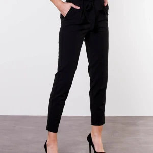 Paperbag pants - Superfina paperbag pants från Only. Köpta på Vero Moda för 399 kr för ett år sedan, men av olika anledningar har de knappt blivit använda, så de är som nya. Kan mötas upp i Uppsala/Stockholm, annars kan de skickas mot fraktkostnad.🥰 (säljer likadana gråa)