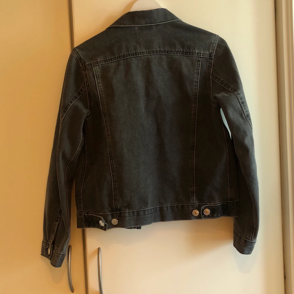 Mörkgrå/svart jeansjacka från BikBok - 90