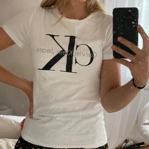Calvin Klein T shirt - T shirt från Calvin Klein Jeans i strl S. Sparsamt använd och endast lite sliten på trycket, i övrigt bra skick💗 Nypris: 500kr