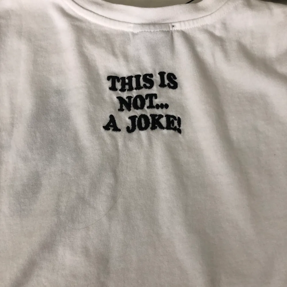 Vit t-shirt med tryck på Joker på framsidan och text på baksidan i strl M. Aldrig använd. Köptes för 250 kr på Zara - säljes för 100!. T-shirts.