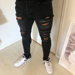 Zara Jeans  - Slitna jeans från zara i storlek 44 som motsvarar W32 L32. Inköpta förra sommaren men aldrig varit använda, så de är i nyskick. Skriv för fler bilder! 