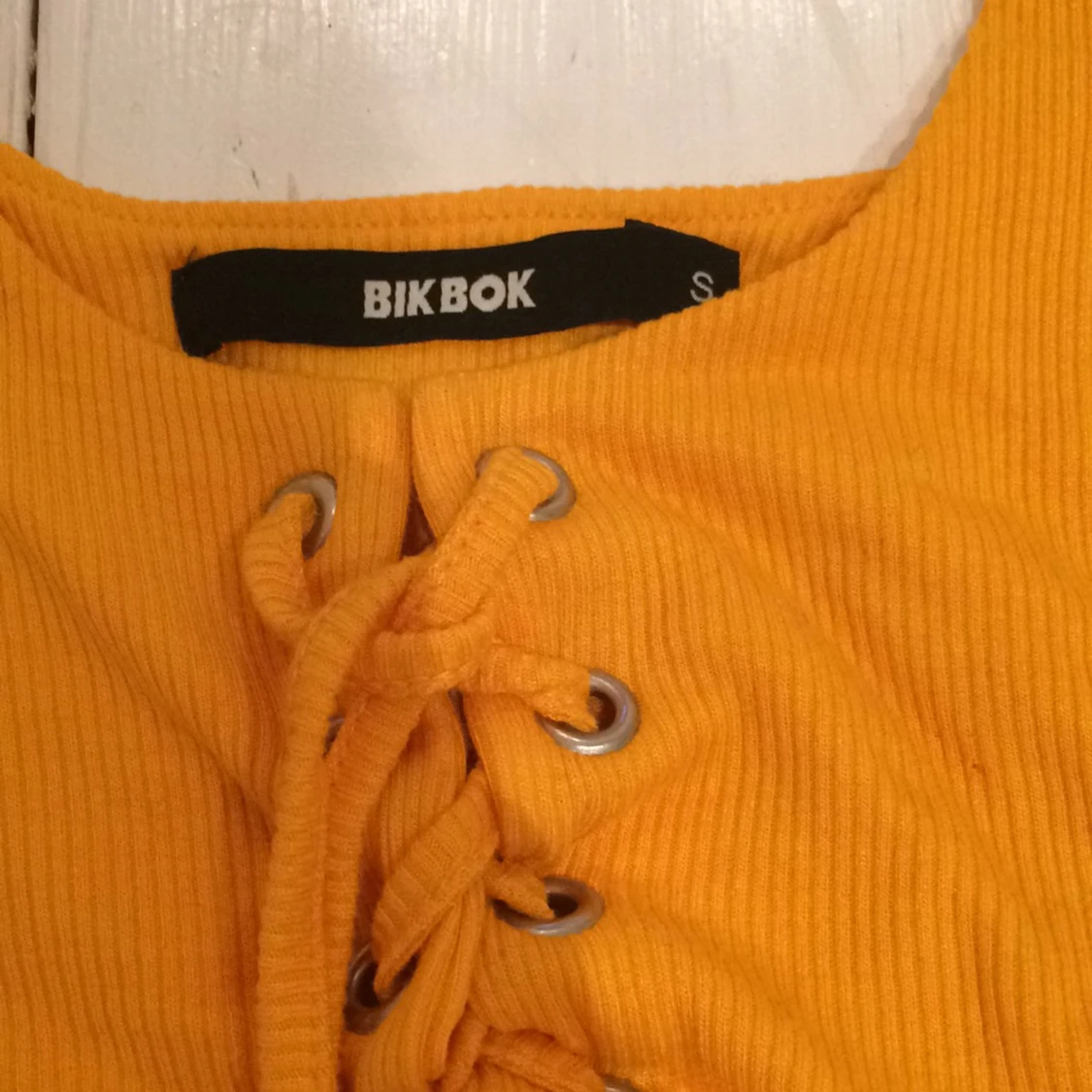 senapsgult kort linne med snörning - 90