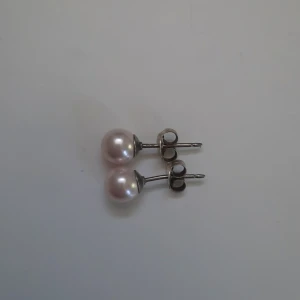 Örhängen med rosa pärlor - Sparsamt använda. Ca 5 mm i diameter. Frakt 11 kr. Se min profil för fler smycken. 