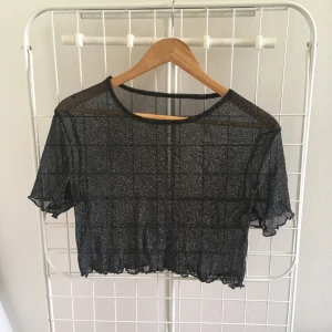 Glittrig crop top S - Silverglittrig crop top, med lettuce hem, aldrig använd😊 