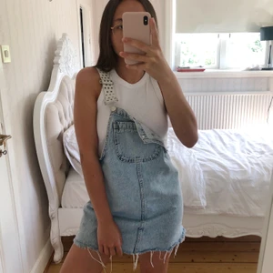 Hängselklänning  - Hängselklänning med prickar från Pull&Bear, perfekt för sommaren